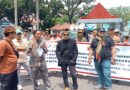 Tuntut Pecat Plh Kadisdik Sumsel dan Kepsek SMKN 4 Palembang, Demonstran Mandi Bensin di Depan Kantor Gubernur
