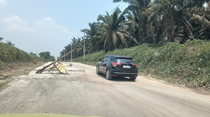 Pelaksana Tak Profesional, Proyek CSR Belasan Miliyar di Jalan Simpang Raja Kacau Balau